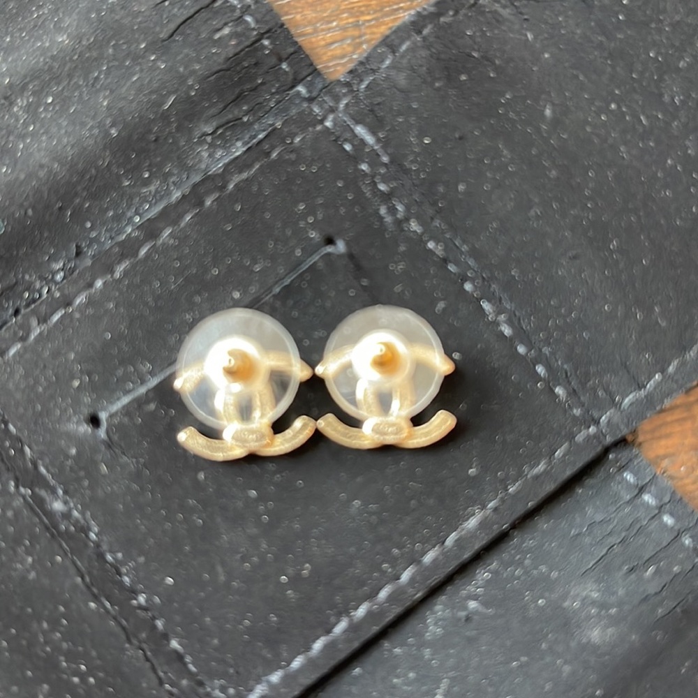 Chanel Gold & White A 15p Gold Tone Cc Pierce Earrings 11ck311s - Picture 12 of 15